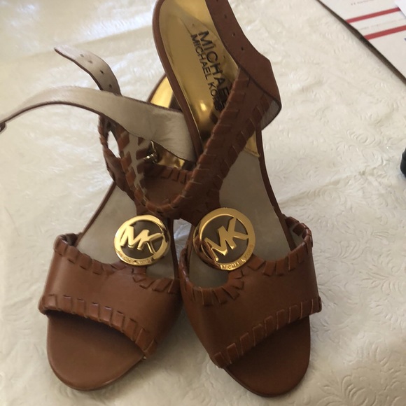 🎈🎉PRICE DROP🎉MICHAEL KORS HEEL NEW NEW NEW SANDLE. - Picture 3 of 5
